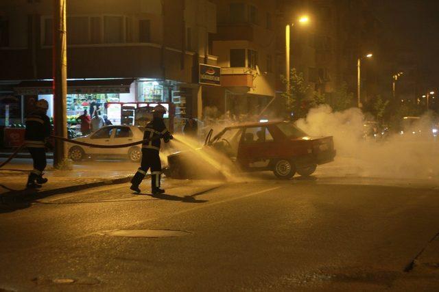 Seyir halindeki otomobil alev alev yandı