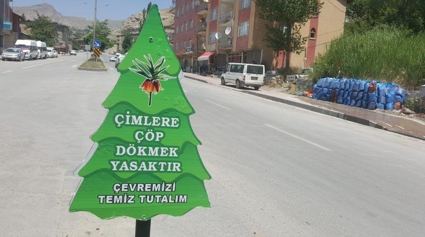 Hakkari Belediyesinden ağa&ccedil; temalı uyarı levhaları