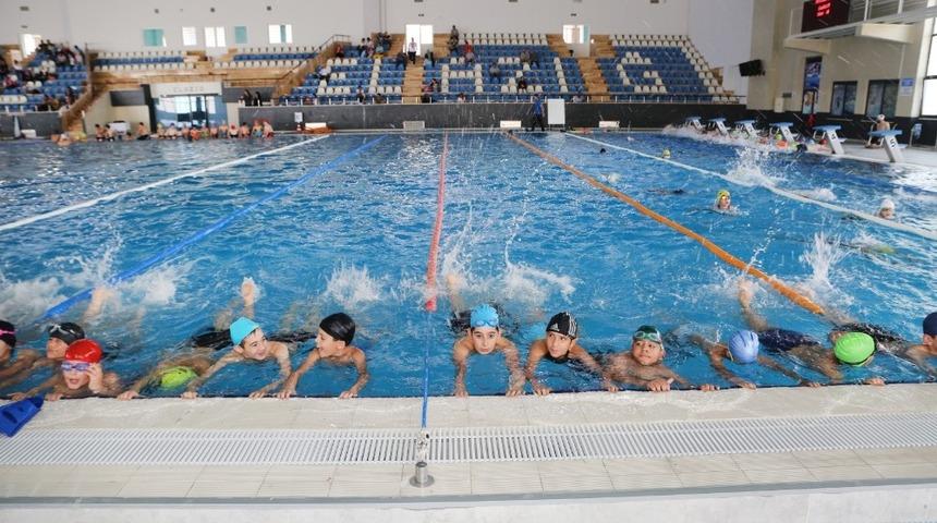 &Uuml;cretsiz Yaz Spor Kursları bin 475 &ccedil;ocuğun katılımıyla başladı