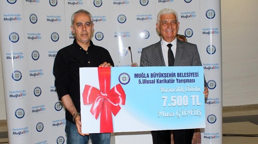 Karikat&uuml;r yarışmasında dereceye girenler &ouml;d&uuml;llendirildi