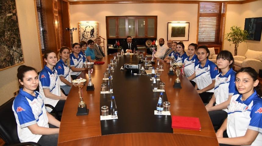 Kadın Hentbol Takımından Rekt&ouml;r &Ccedil;omaklı&rsquo;ya ziyaret