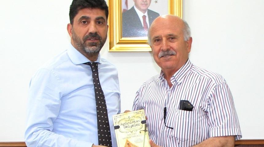 &lsquo;Tarihimizi Aydınlatan Belgeler&rsquo; kitabının yazarından Rekt&ouml;r Aldemir&rsquo;e ziyaret