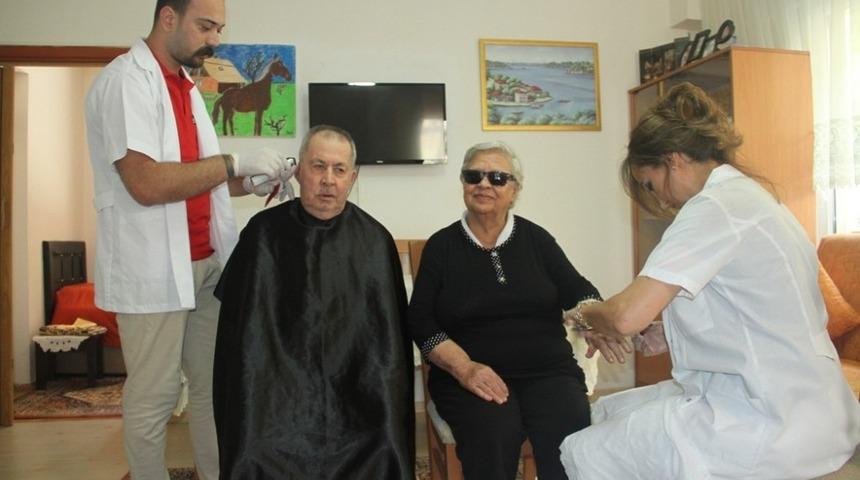 Evde kişisel bakım ve kuaf&ouml;rl&uuml;k hizmeti, t&uuml;m hızıyla s&uuml;r&uuml;yor