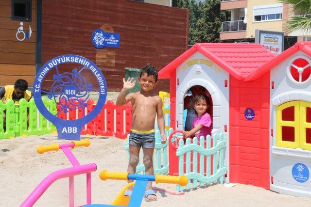 Büyükşehir belediyesinden çocuklar için sahilde oyun alanı