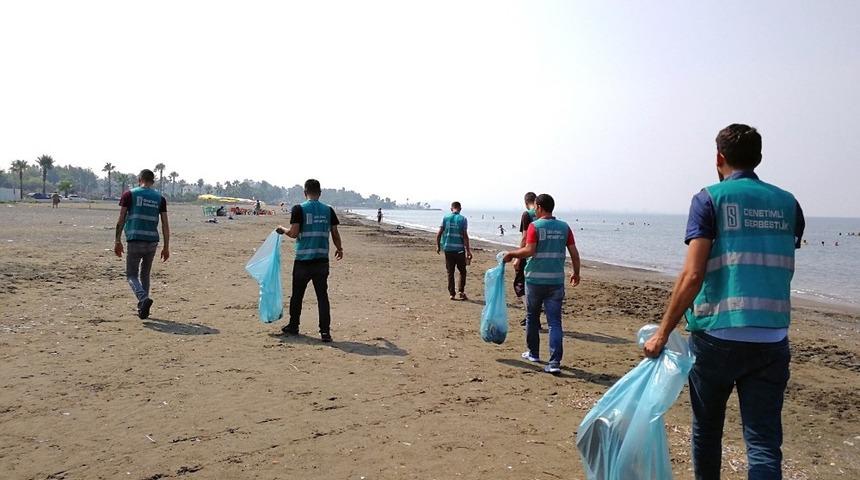 Hatay&rsquo;da h&uuml;k&uuml;ml&uuml;lerden sahil temizliği