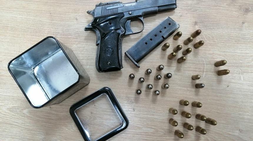 Ş&uuml;pheli otomobilde tabanca ve mermiler bulundu