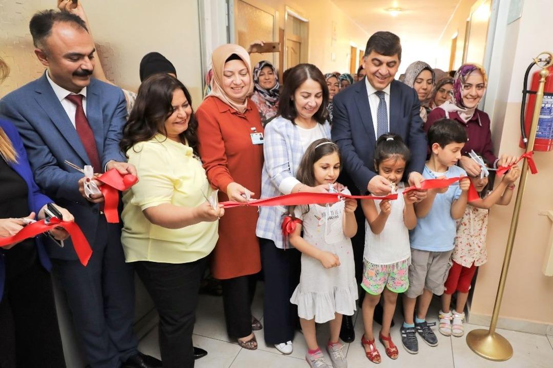 Fadıloğlu, kadınların &uuml;rettiği eserlerin sergi a&ccedil;ılışını yaptı