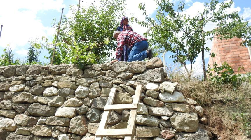 Çitle çevrilen evlerine merdivenle girip çıkıyorlar!