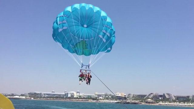 Tekneye bağlı paraşütle 50 metreden denize düşen Filistinli turist öldü