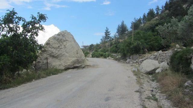 Karaman’da dev kaya parçası köy yoluna düştü