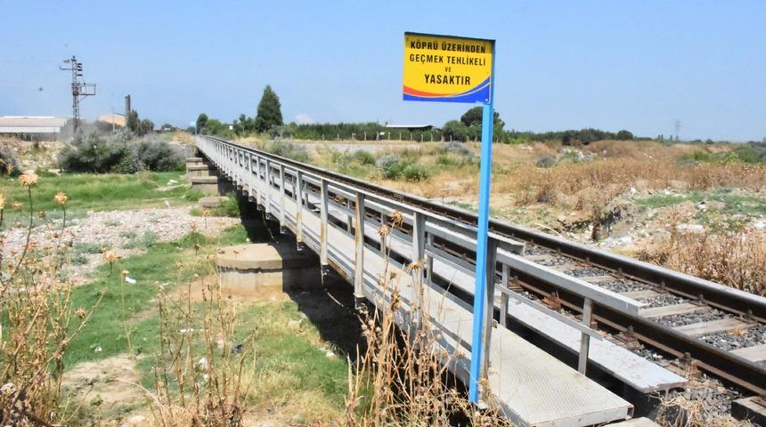 Trenin geldiğini görünce korkup, köprüden atladı