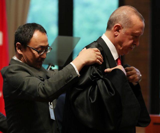 Japonya’da Cumhurbaşkanı Erdoğan’a fahri doktora verildi