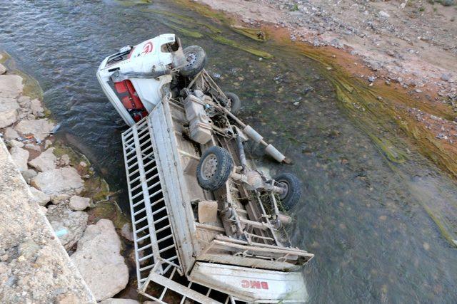 Hekimhan’da kamyonet dereye uçtu: 2 yaralı