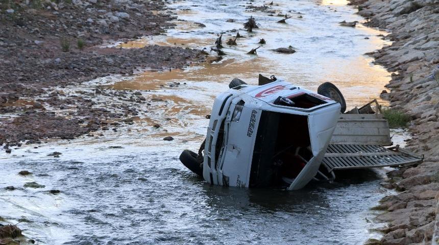 Hekimhan&rsquo;da kamyonet dereye u&ccedil;tu: 2 yaralı