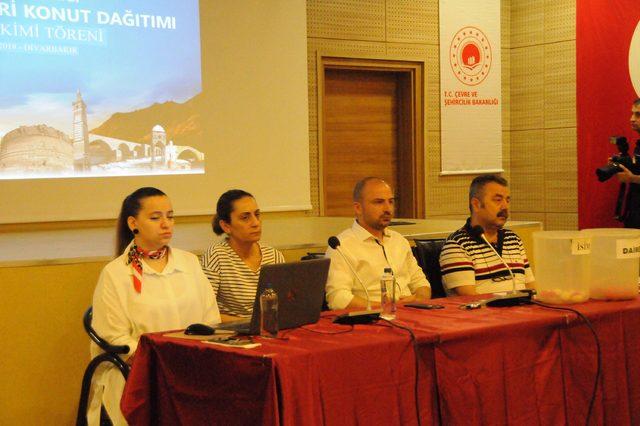 Sur'da terör mağduru ailelerin konutları için kura çekildi