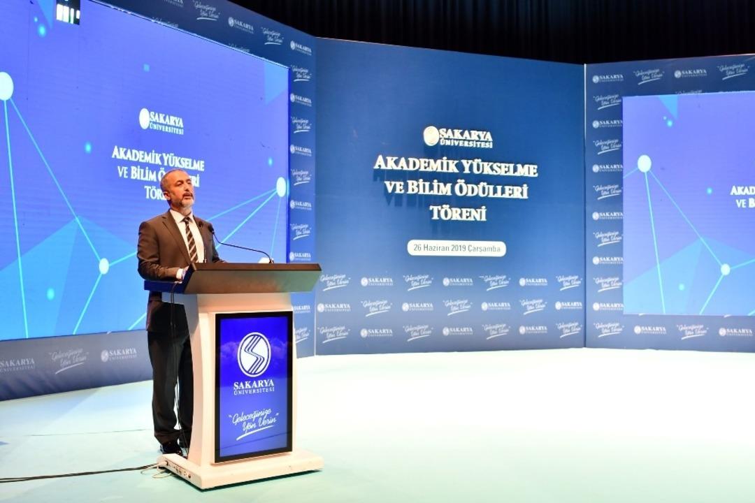 SA&Uuml;&rsquo;de &rsquo;Akademik y&uuml;kselme ve bilim insanı &ouml;d&uuml;lleri&rsquo; t&ouml;reni verildi