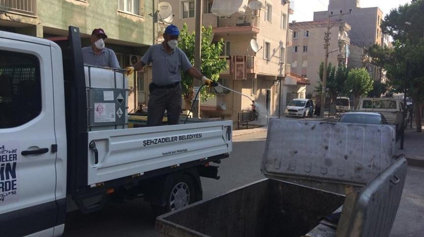Şehzadeler’de çöp konteyneleri dezenfekte ediliyor