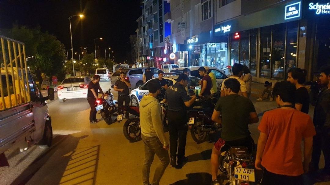 Tosya polisi egzoz denetimlerini s&uuml;rd&uuml;r&uuml;yor