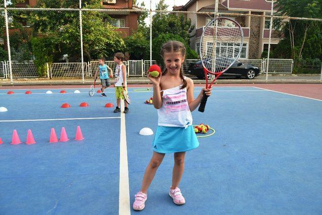 Yunusemre’de yaz tenis kursu başladı