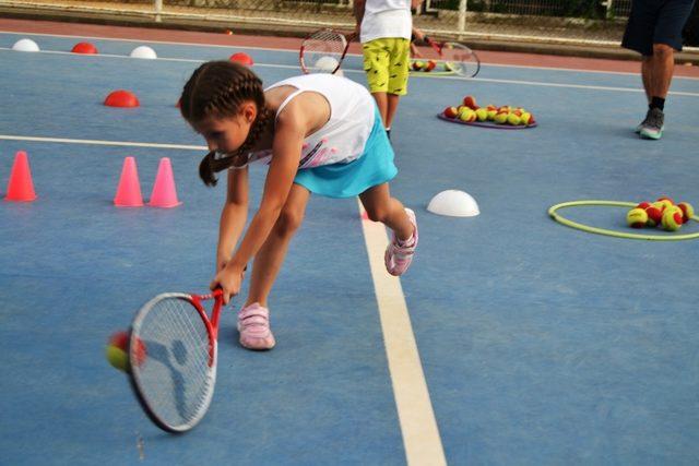 Yunusemre’de yaz tenis kursu başladı