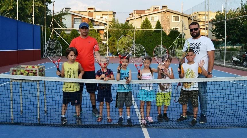 Yunusemre&rsquo;de yaz tenis kursu başladı