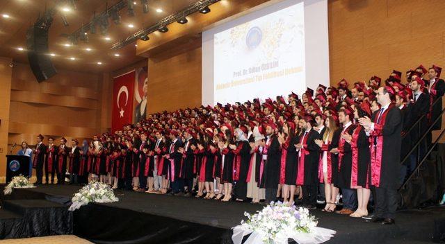 Tıp Fakültesi mezunları hekimlik mesleğine adım attı