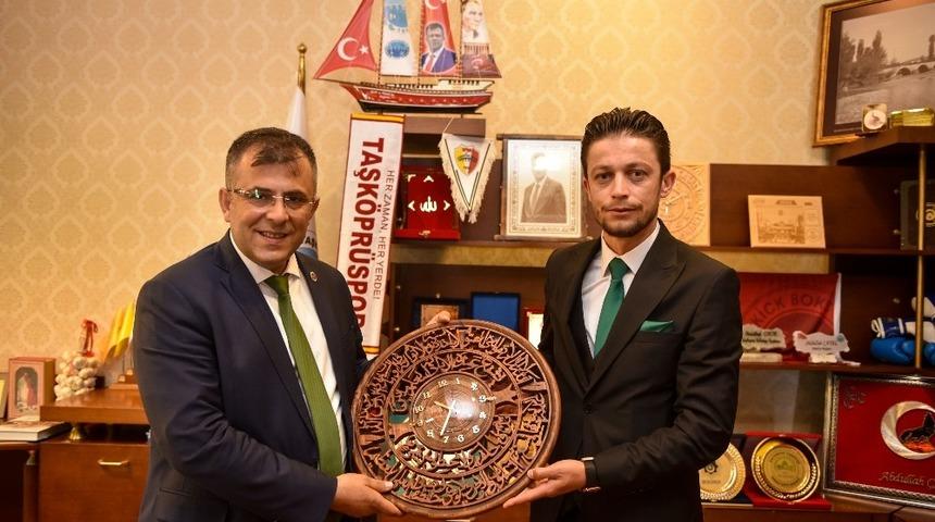 Ülkü Ocakları Başkanı Abayoğlu, Belediye Başkanı Çatal’ı ziyaret etti