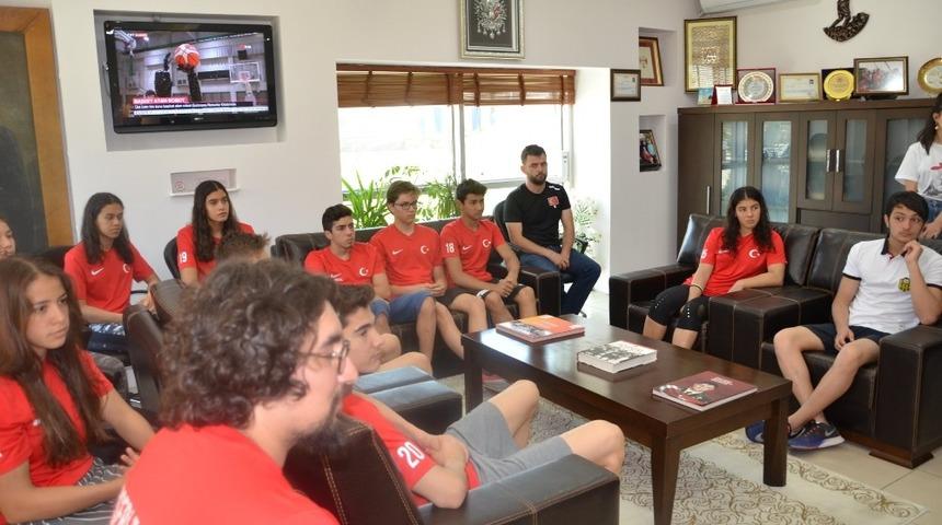 Şampiyon y&uuml;z&uuml;c&uuml;lerden  Eskici&rsquo;ye ziyaret