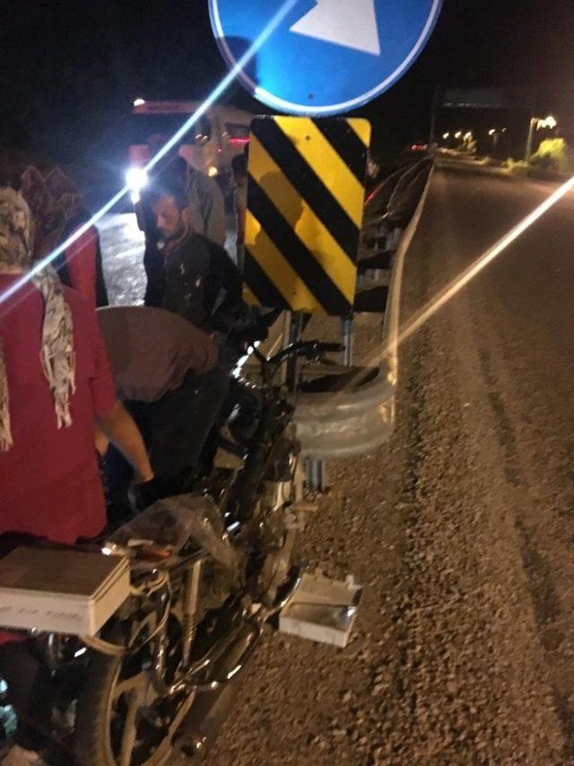 Bariyerlere çarpan motosiklet sürücüsü hayatını kaybetti