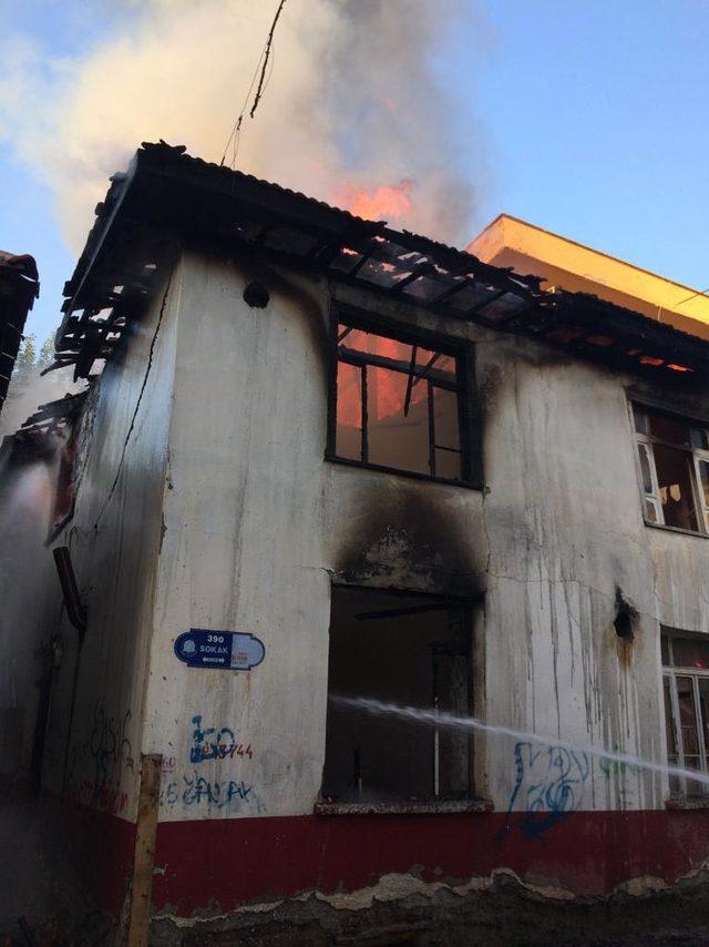Denizli'de, metruk binada yangın
