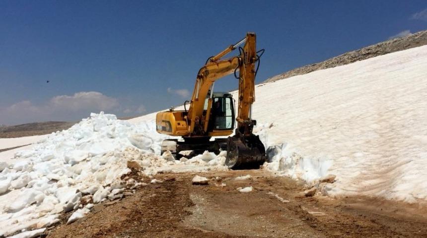 Yörüklerin karla kapanan göç yolları açılıyor