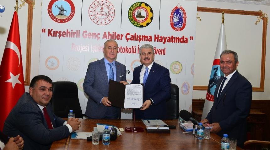 Kırşehirli gen&ccedil; ahiler, &ccedil;alışma hayatında projesinin protokol&uuml; imzalandı
