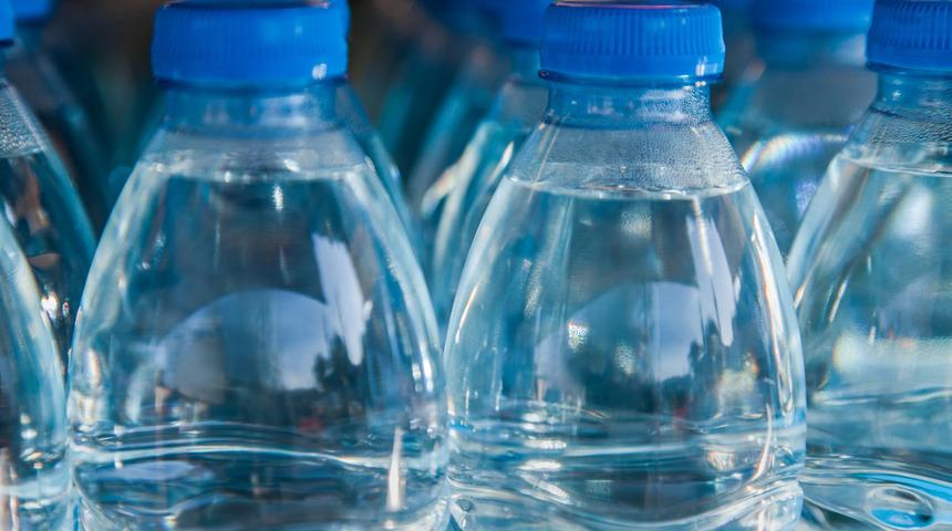 G&uuml;neş altında beklemiş damacana ve pet şişeden su i&ccedil;meyin 