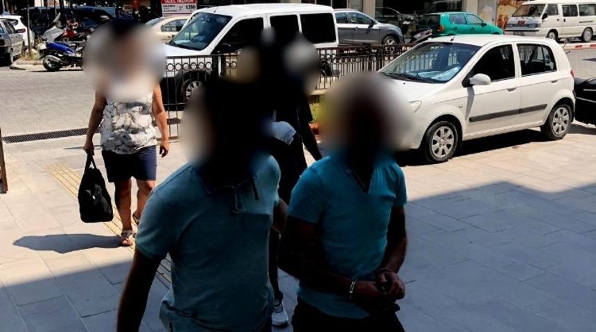 Kuşadası’nda 27 yıl 3 ay kesinleşmiş hapis cezası bulunan iki zanlı yakalandı