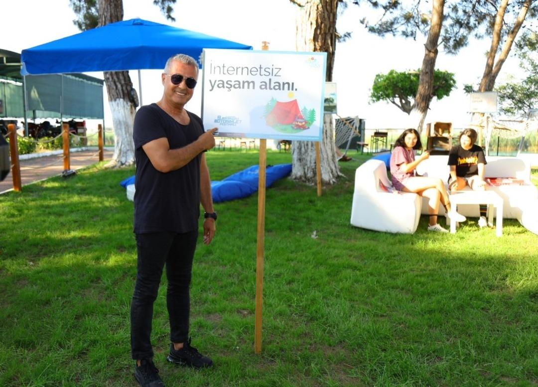 &ldquo;Bu alanda internet, cep telefonu ve tablet kullanmak yasaktır&rdquo; tabelalarını g&ouml;ren şok oldu