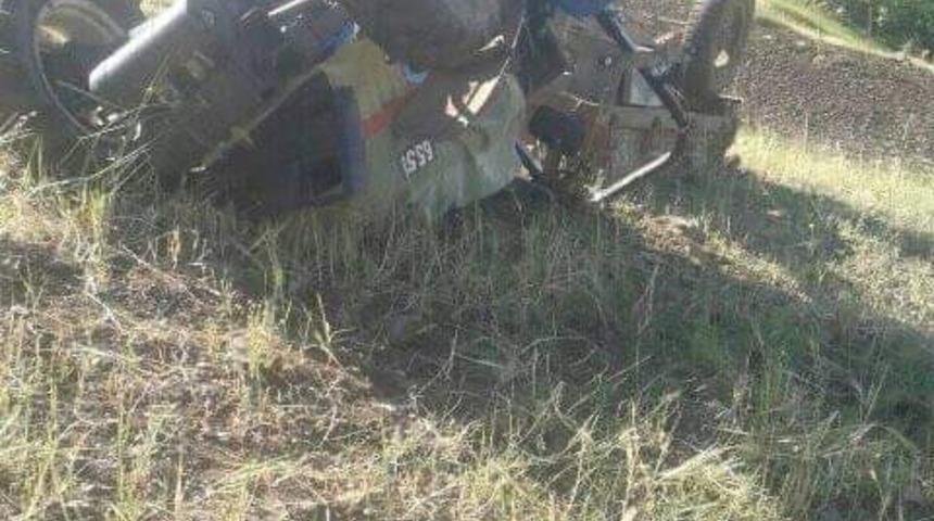 Kontrolden &ccedil;ıkan trakt&ouml;r devrildi: 2 yaralı