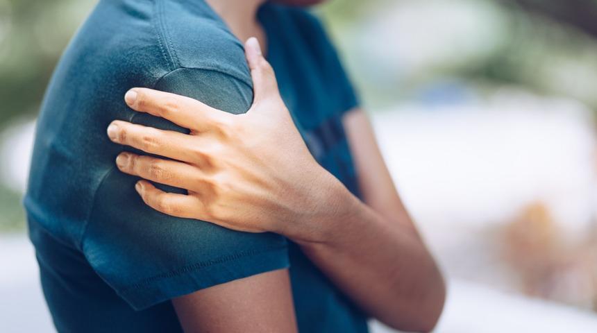 Kolunuzu kaldırırken omzunuz zorlanıyor mu?