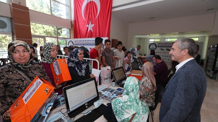 Şahinbey&rsquo;de spor ayakkabısı dağıtımı s&uuml;r&uuml;yor