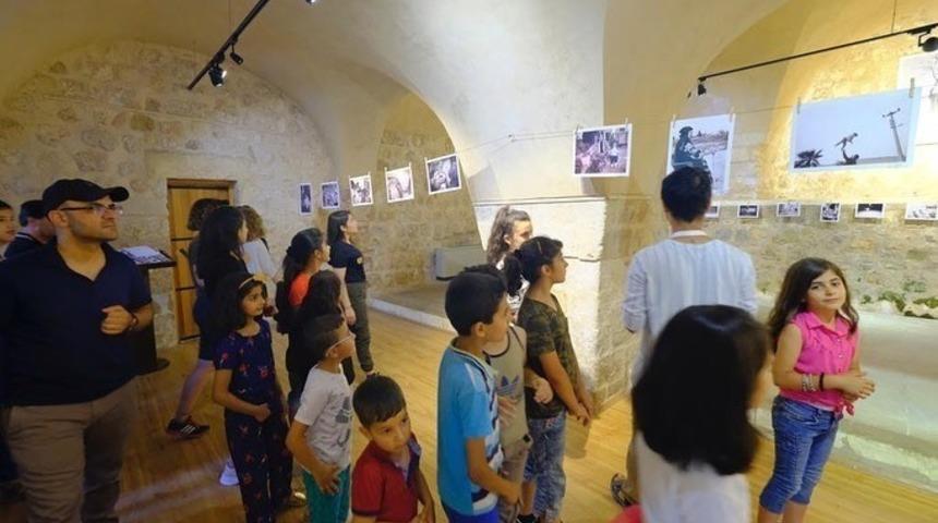 Mardinli ve Suriyeli çocuklardan resim sergisi