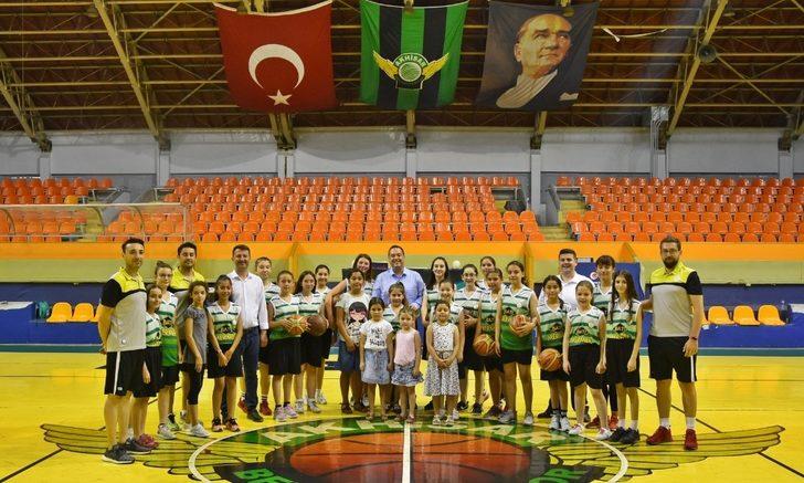 Başkan Dutlulu basketbol yaz okulunu ziyaret etti G3