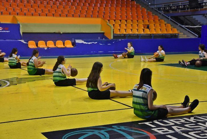 Başkan Dutlulu basketbol yaz okulunu ziyaret etti G4