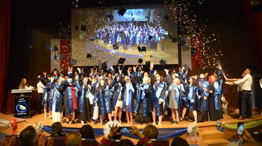 Mezun olmanın gururunu yaşadılar