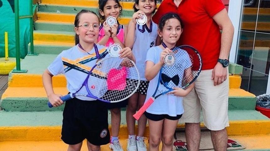 Minik tenis&ccedil;iler turnuvadan madalya ile d&ouml;nd&uuml;