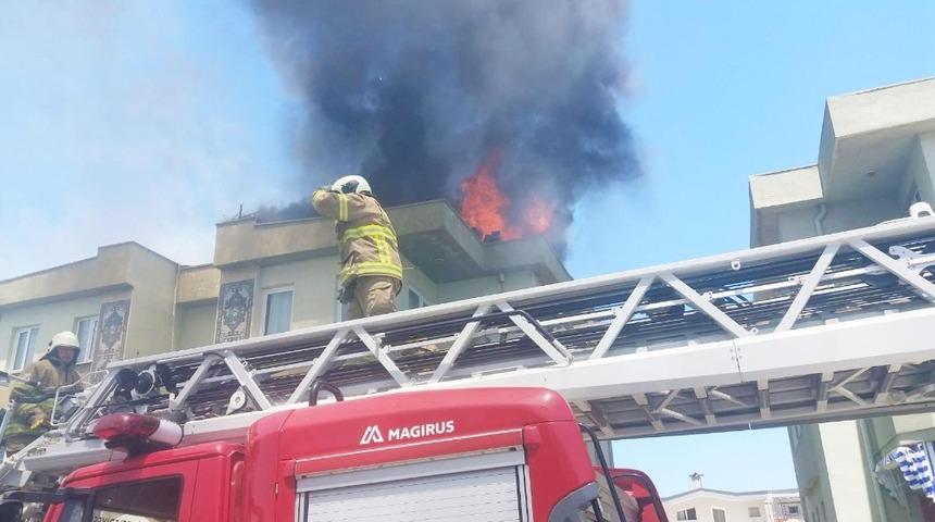 &Ccedil;atı yangını paniğe sebep oldu