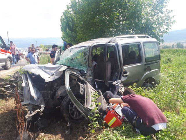 Hafif ticari araçlar kafa kafaya çarpıştı: 1 ölü, 3 yaralı