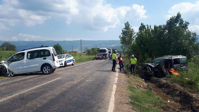 Hafif ticari araçlar kafa kafaya çarpıştı: 1 ölü, 3 yaralı