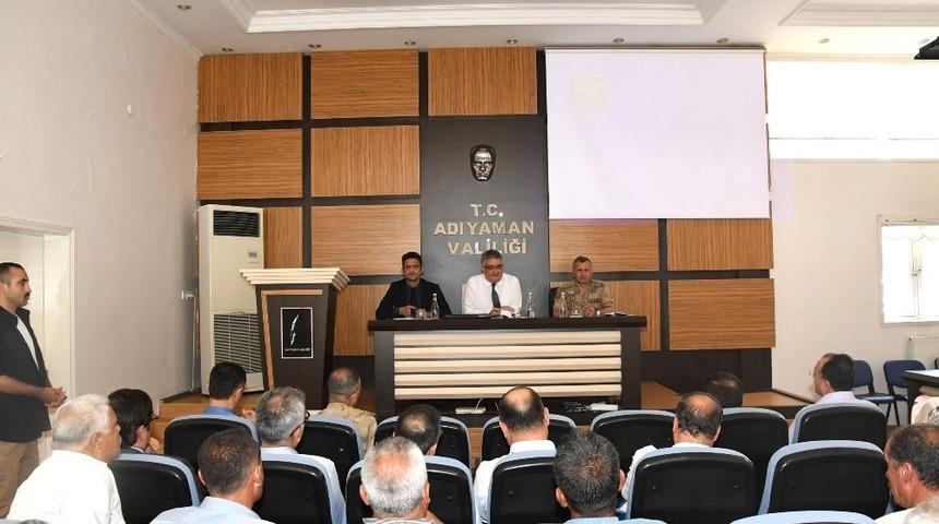 Vali Pekmez, k&ouml;y muhtarlarıyla bir araya geldi