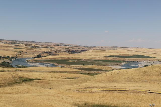 Diyarbakır'da arazide erkek cesedi bulundu 