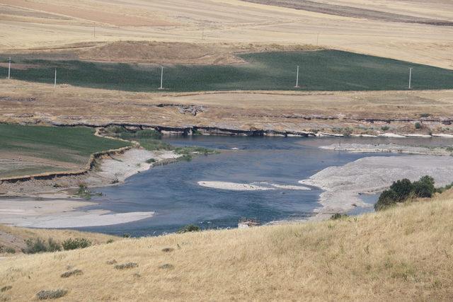 Diyarbakır'da arazide erkek cesedi bulundu 