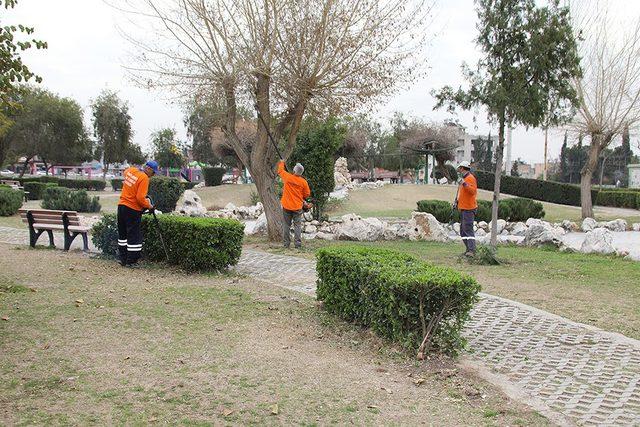 Y&uuml;reğir&rsquo;de park ve yeşil alanların bakımları yapılıyor 1